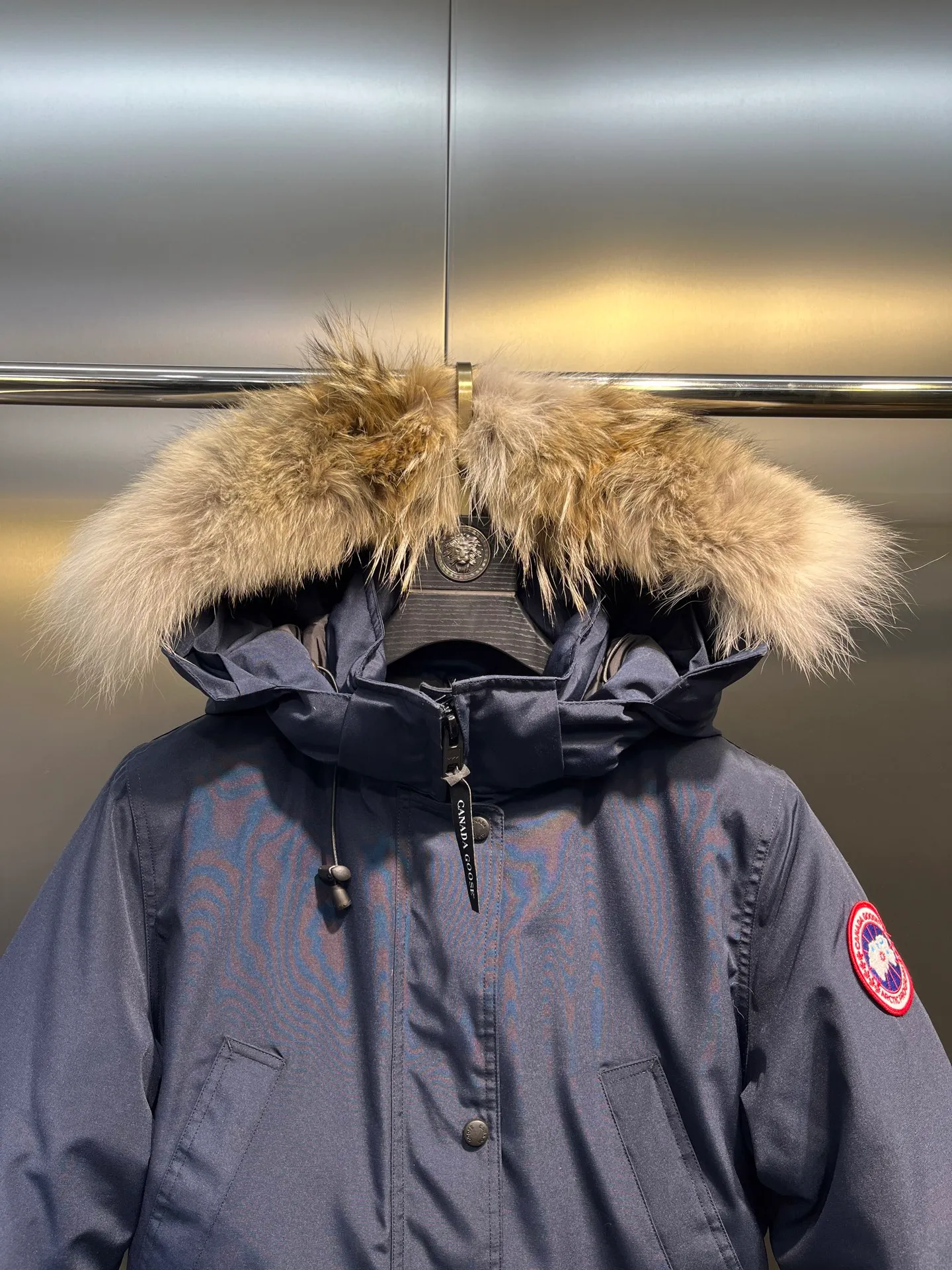 P840 Canada goose🌟 Canada Goose 07 models All in stock, 6 colors, I will never stop stocking this winter All original factory customization All details strictly required have been corrected since the beginning of this year Detachable fur collar! The workmanship and wiring are very straight! A big goose is enough for a winter. Size: 1. 90% white duck down from a conscientious manufacturer (some people brag about their own goose down, please search it on your own. Goose down is warmer and less fluffy than duck down, so good down jackets are all white duck down. There is no such thing as white goose down) 2. Upgraded fabrics with moderate hardness, waterproof, windproof and anti-fouling (Arctic Tech fabrics imported from South Korea are not comparable to fabrics dyed by some small workshops) 3. YKK No. 10 authentic zippers (Japanese customized YKK zipper, silky smooth, not stuck, officially designated) 4. Western Canadian wolf hair (Wolf hair is divided into eastern, central, and western. Western wolf hair is light in color, dense, and has good thermal insulation effect. It is the genuine Canada Goose grade) Let’s analyze and explain some details of the production 1. First, sew the liner and then fill it with down (some small factories and small workshops first fill it with down and then sew) Why? The technology is not up to par and the hardware conditions are not enough! ! ! For this step alone, we need to spend more time and money. 2. Filling the inner tank with down. We are all down filling machines to ensure that the down weight of each pill is the same. There is a video (small factory, small workshop is stuffed by hand). Why? The hardware conditions are not enough. A machine costs more than 100,000 yuan. Small factories simply cannot buy it. This means that the weight of the down in each liner cannot be guaranteed, and the warmth of high-end down jackets cannot be guaranteed. 3. For the needles of the sewing machine, we all use the top-notch No. 7 needles (small factories all use No. 10 needles). The finer the needle, the finer the needle eye, which reduces the risk of velvet and velvet running. 4. Wolf fur collar We are all spliced in whole or in large pieces (small factories mostly use broken pieces) The warmth retention of wolf fur is very good, but the splicing of scraps cannot guarantee the warmth. Color: Black, white, gray camouflage, sci-fi blue camouflage, green camouflage, sky blue, dark blue, cool gray, red. Professional Canada goose producers, we are enough this winter! We would like to sincerely thank everyone who buys our down jackets!  size：xs-xl